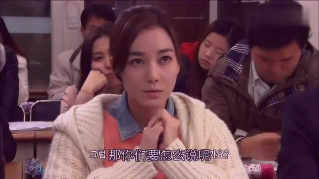 美女集中精力上英语课,充分展示学霸和学渣的区别