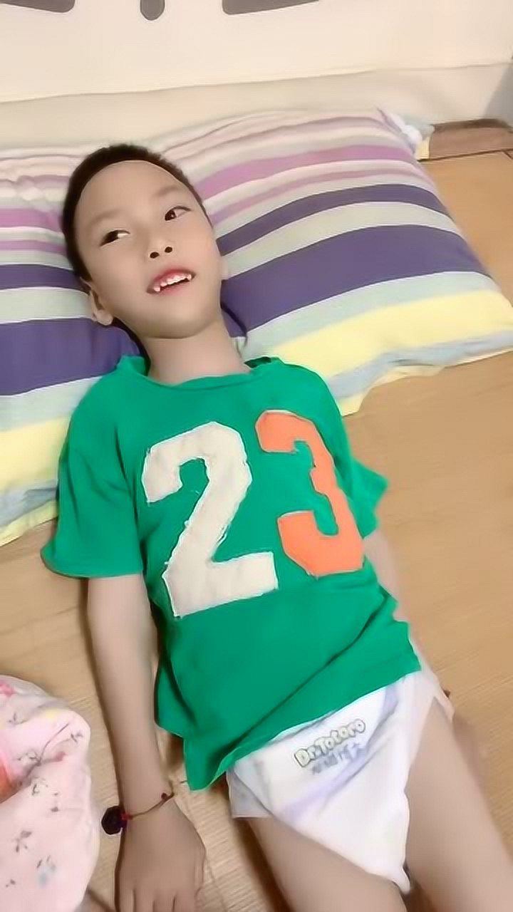 八岁了还穿尿裤,有什么办法呢