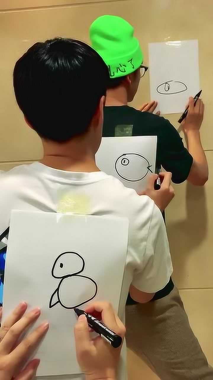 后背画画传话筒,像极了传话的样子!