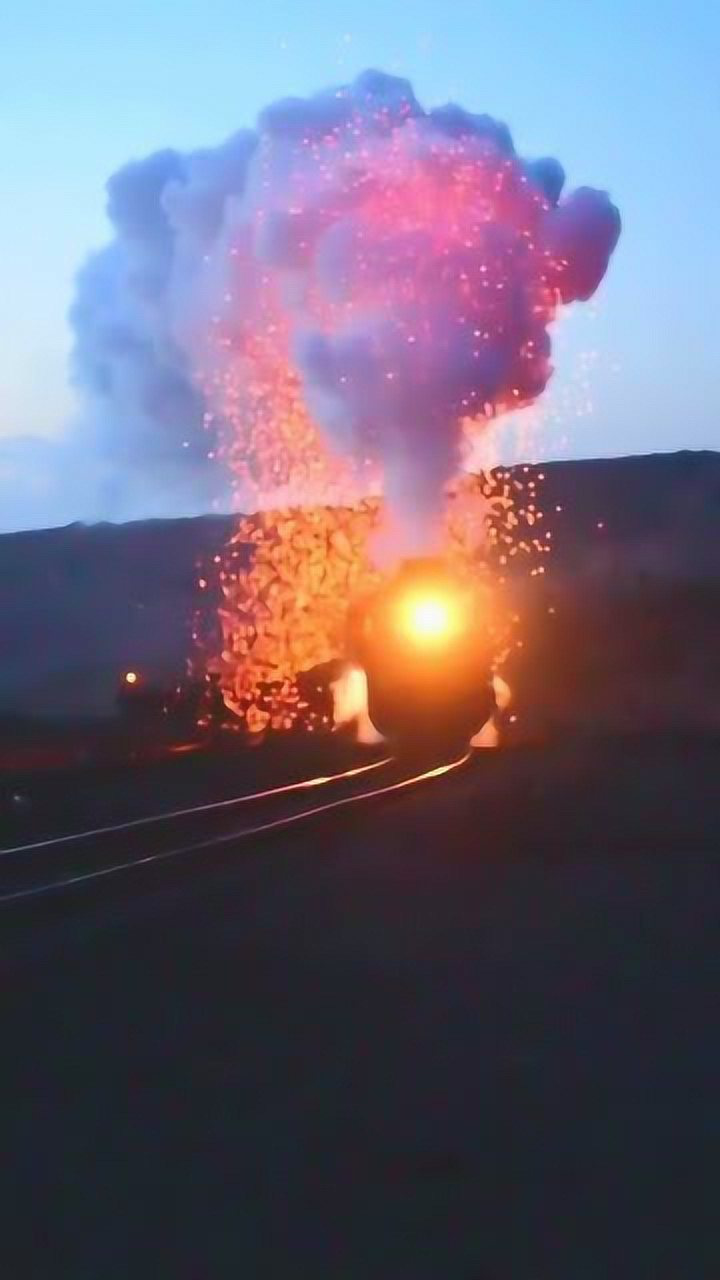 别的火车只是冒烟这个就比较厉害了居然能冒火星子