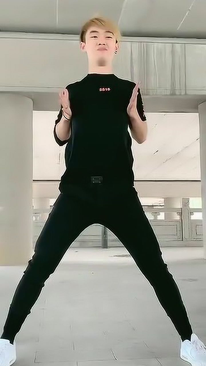 男生跳女生的舞蹈,也特别的好看,展现了不一样的魅力