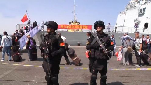 中国海军护航编队也门撤侨，为何军舰待在外海不能直接进港口？