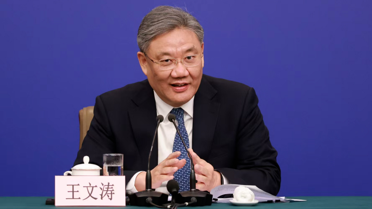 2025全国两会丨商务部部长王文涛:消费回升向好的势头进一步巩固