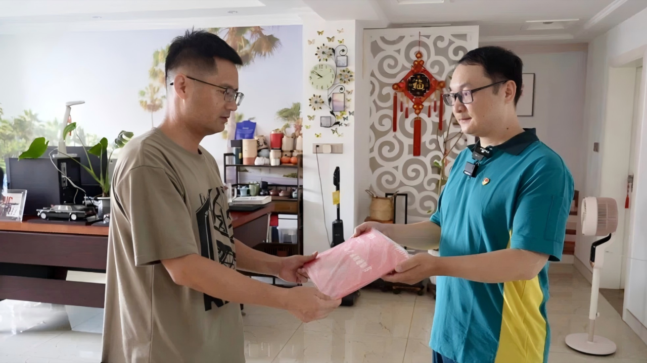 盛李豪收到大学录取通知书!父亲代领满脸自豪,希望儿子好好学习