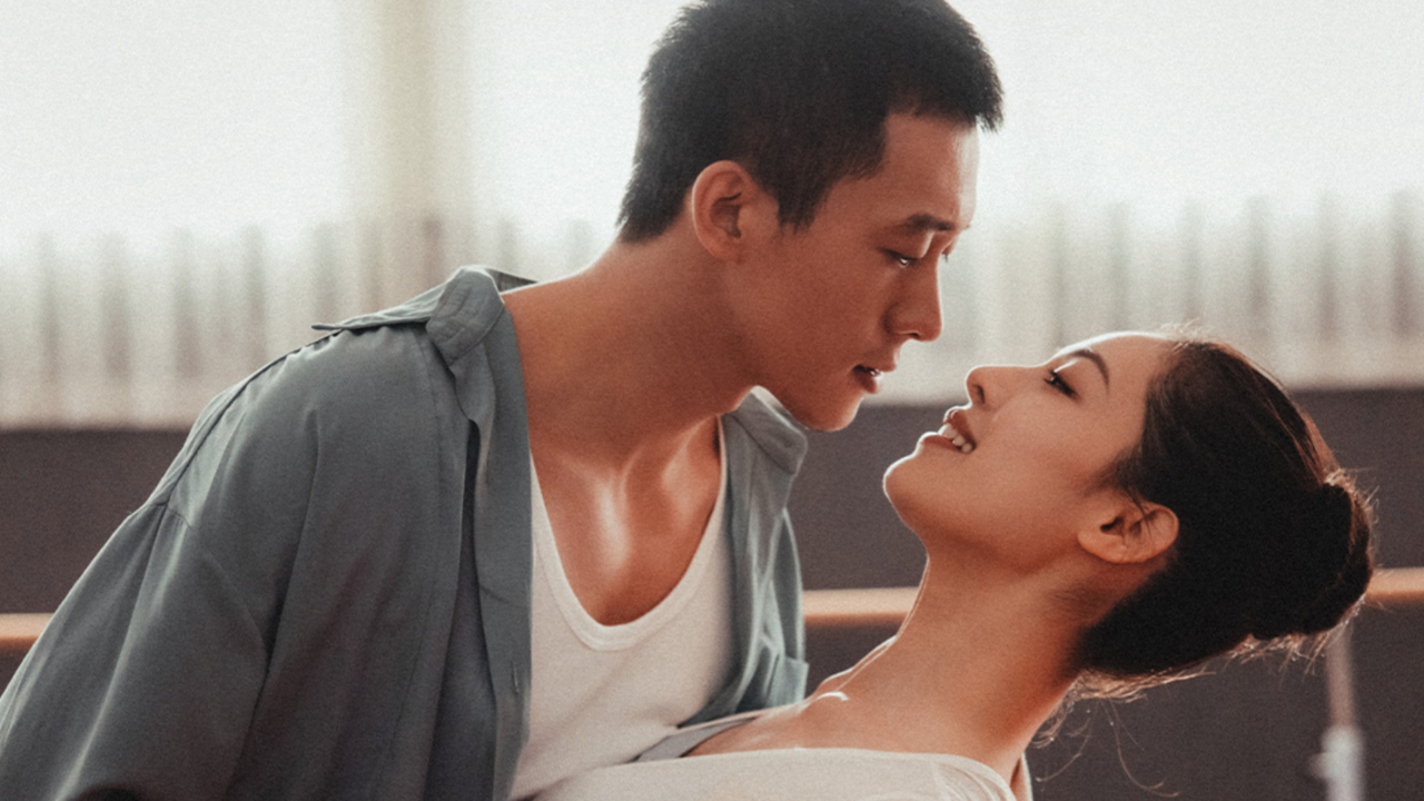 钟楚曦侯雯元吻戏片段释出,眼神拉丝性张力拉满,真情侣就是甜