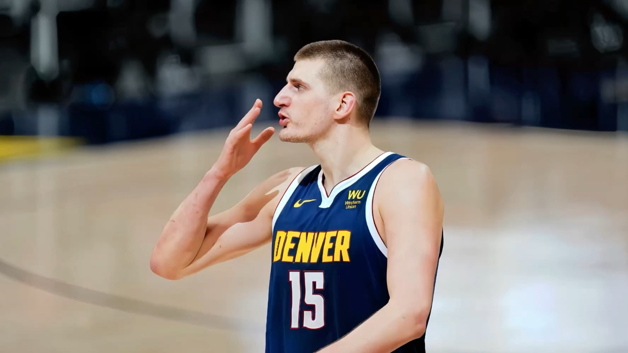 约基奇安东尼是一名非常出色的球员但我整个职业生涯都穿15号