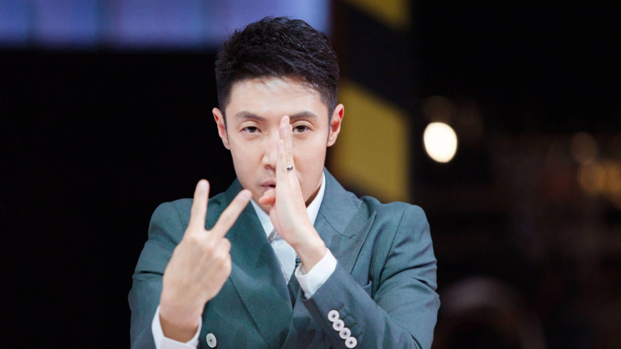 撒贝宁参加春晚第五次彩排,背大包充满喜感,刷卡进门主人范十足