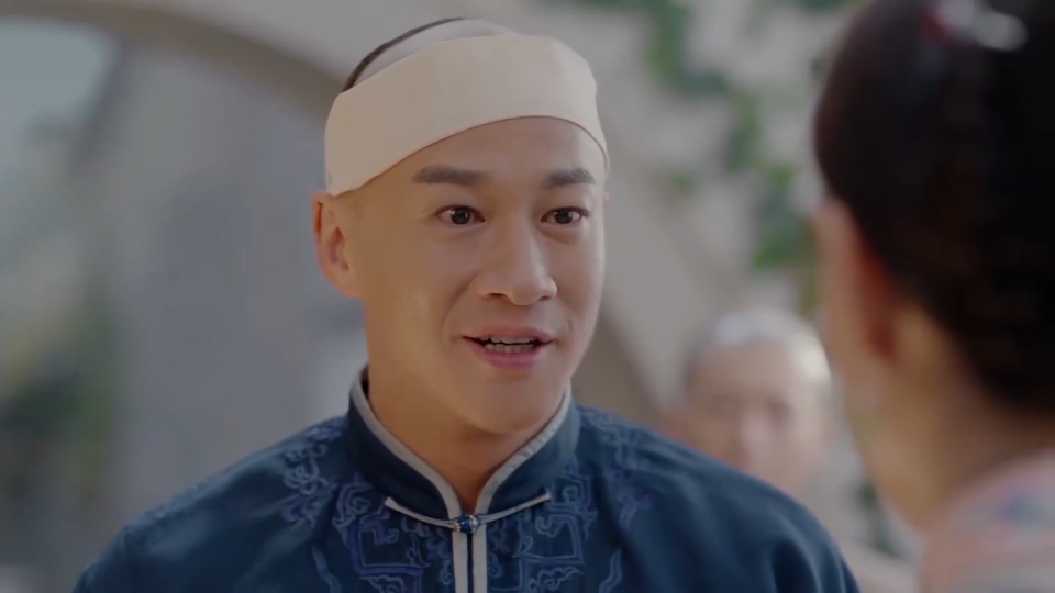 那年花开:上秒还汉子蹲的周莹,看到吴聘就淑女,笑不更