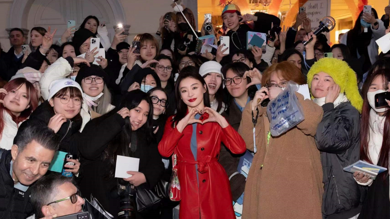 袁姗姗现身米兰人气爆棚,红色皮衣又酷又飒,和粉丝大合照超宠粉