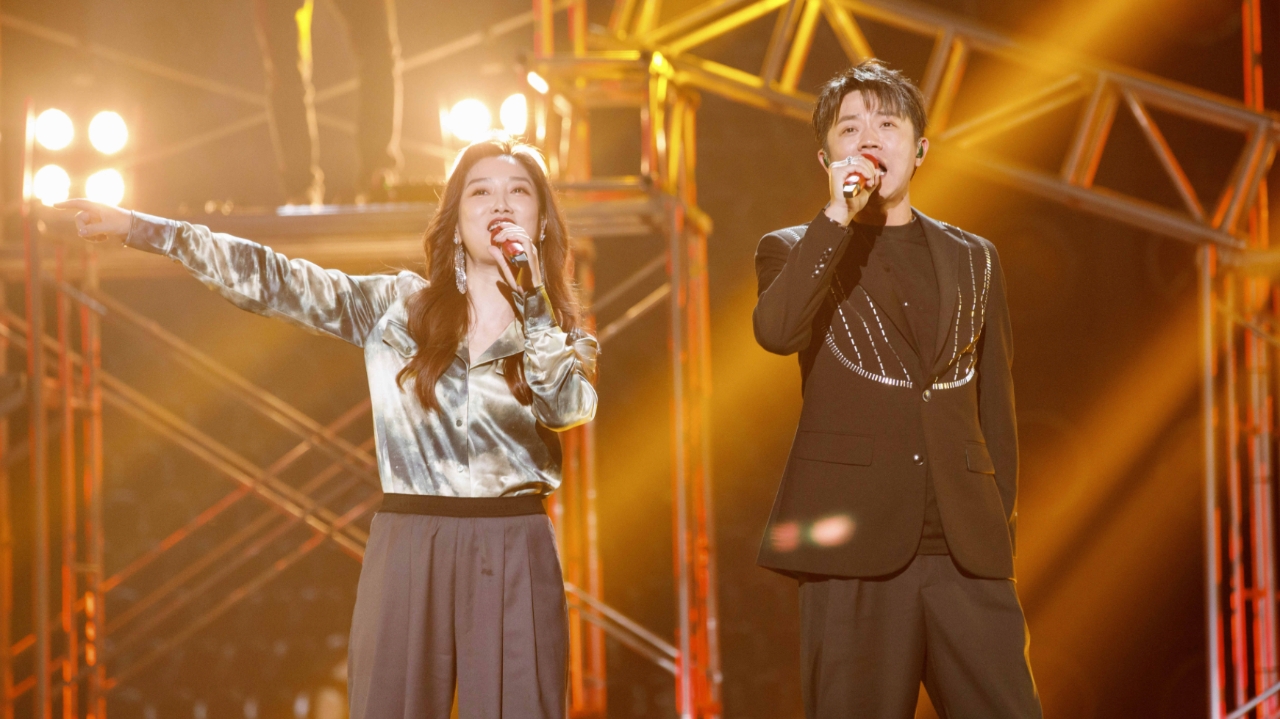 《大声唱》:曾毅词多了,粉丝荧光棒整齐划一,肯定偷偷训练过吧