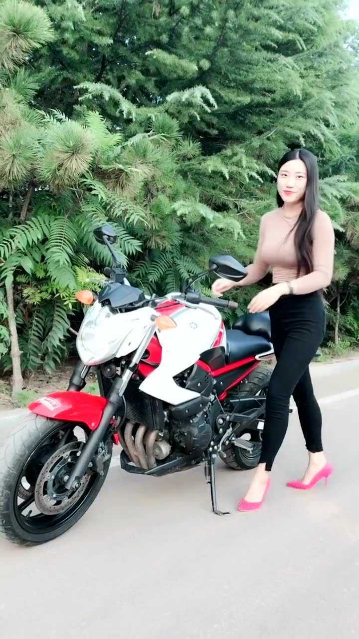 雅马哈重机车美女骑着也很帅