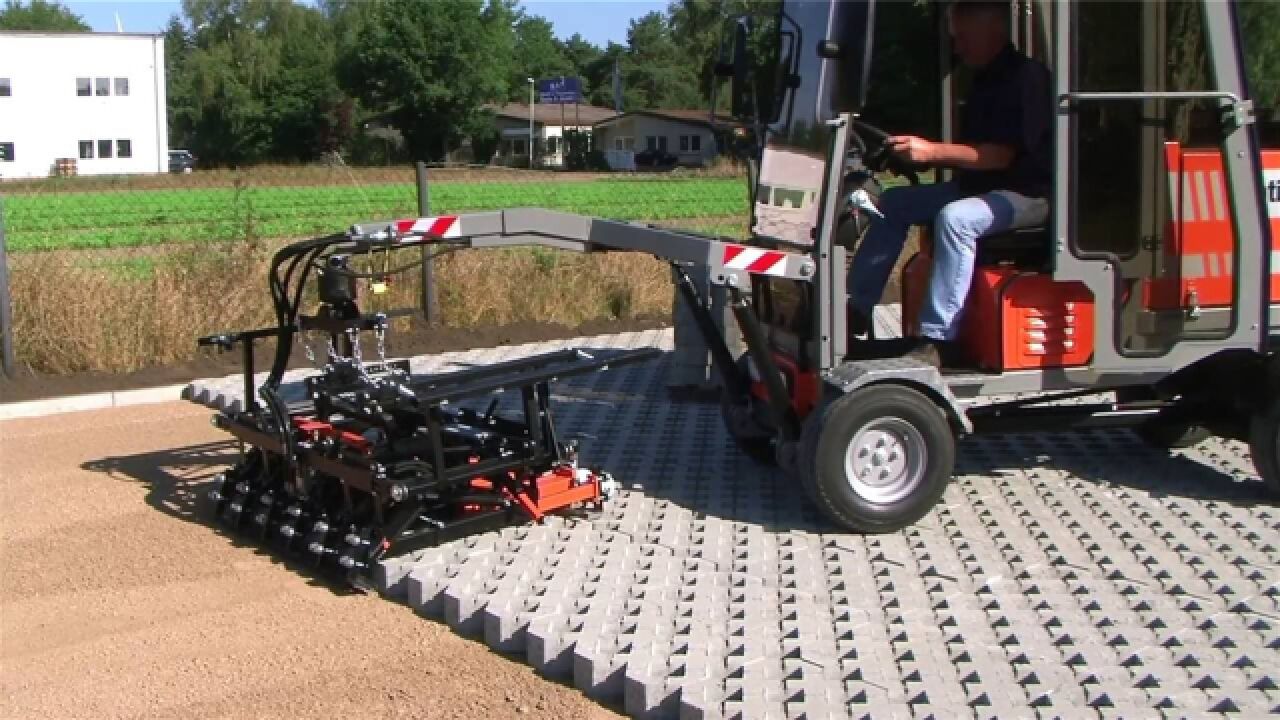 国外发明道铺砖机,一小时可铺500米步道,工作过程就像在夹娃娃