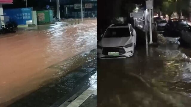 深圳降雨破历史纪录!市民拍下降雨现场:道路成河 雨水湍急