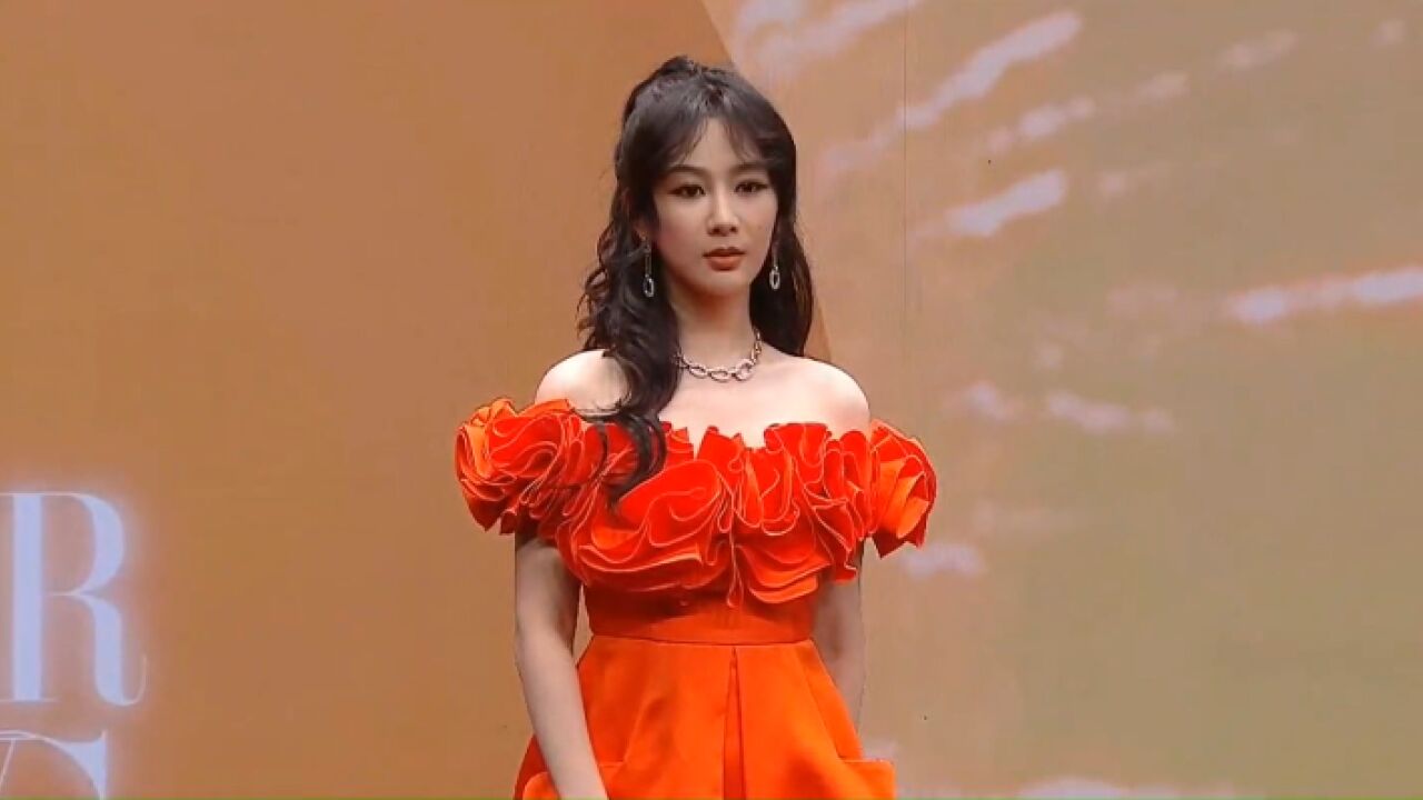 杨紫出席时尚芭莎红毯,橘红抹胸礼服抢眼,全包眼线显成熟