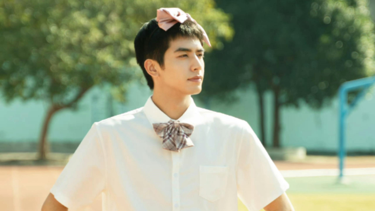 宋威龙新剧与刘浩存打赌输了,穿高中女装跳舞,道歉方式很man