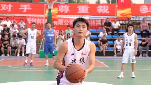 21岁小伙暑假回河南中牟老家参加“村BA”:代表家乡 很激动