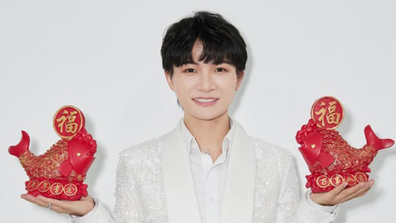 周深回到家乡贵州蹦迪!小小个子跳舞有模有样,现场气氛不要太嗨