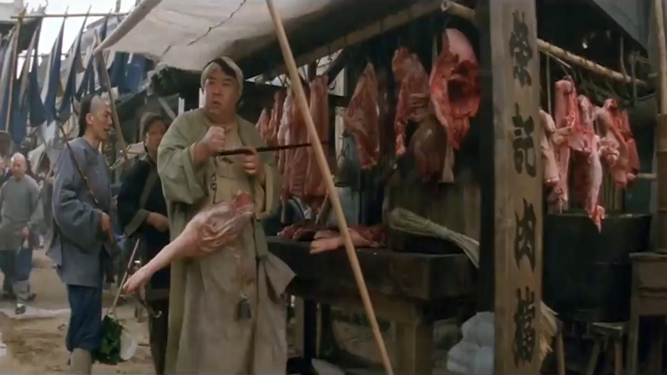 小伙被小混混追杀,猪肉荣看到以后,决定出面救人