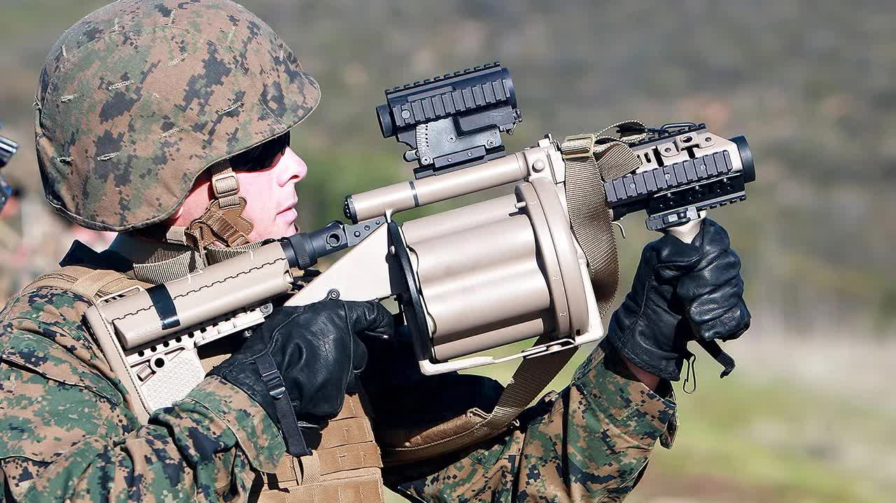 日本靶场实弹演习,m32a1和m203 40毫米榴弹发射器,声音听着像玩具