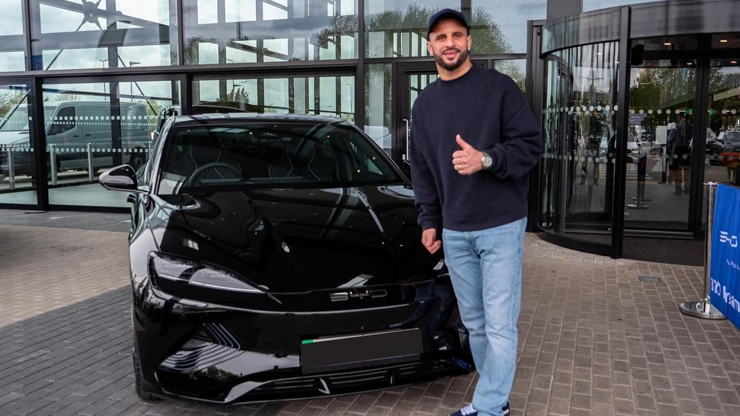 曼城后卫凯尔沃克 入手比亚迪海豹新能源车