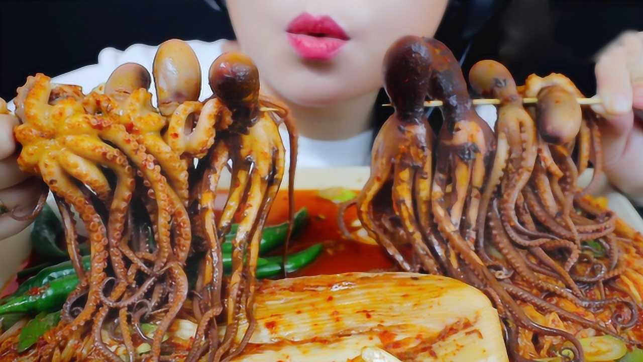 美女吃迷你八爪鱼串串,直接爆头大快朵颐,吃得好馋人啊