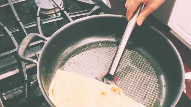 Make the egg pancakes for the first time