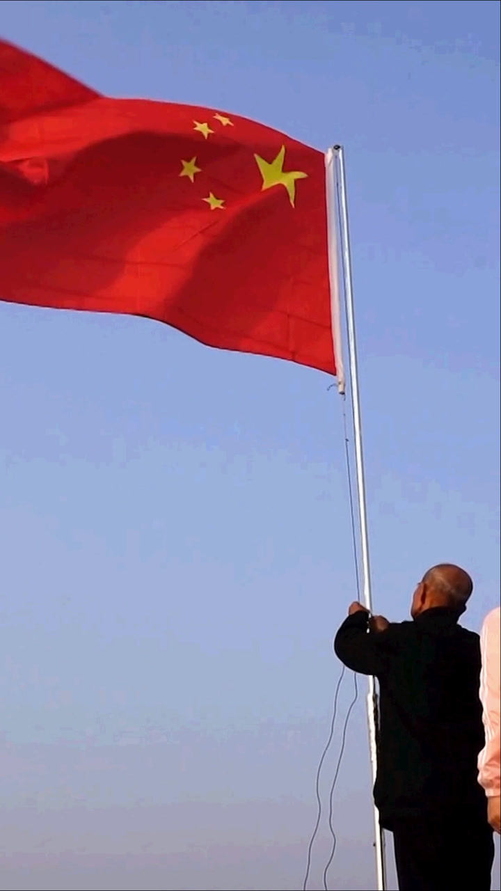 山东威海81岁"国旗手"的坚守