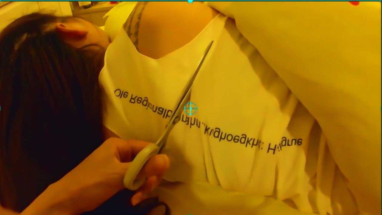 男友趁女友睡熟竟剪烂了她的衣服，结果美女醒了瞬间崩溃！_高清
