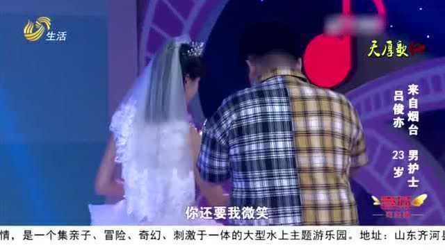 草根歌手演唱《婚礼的祝福》,歌声征服全场,经典歌曲别错过