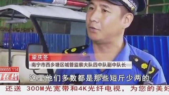 南宁:流动水果摊公然宣称“八两秤” 记者实称只有五两