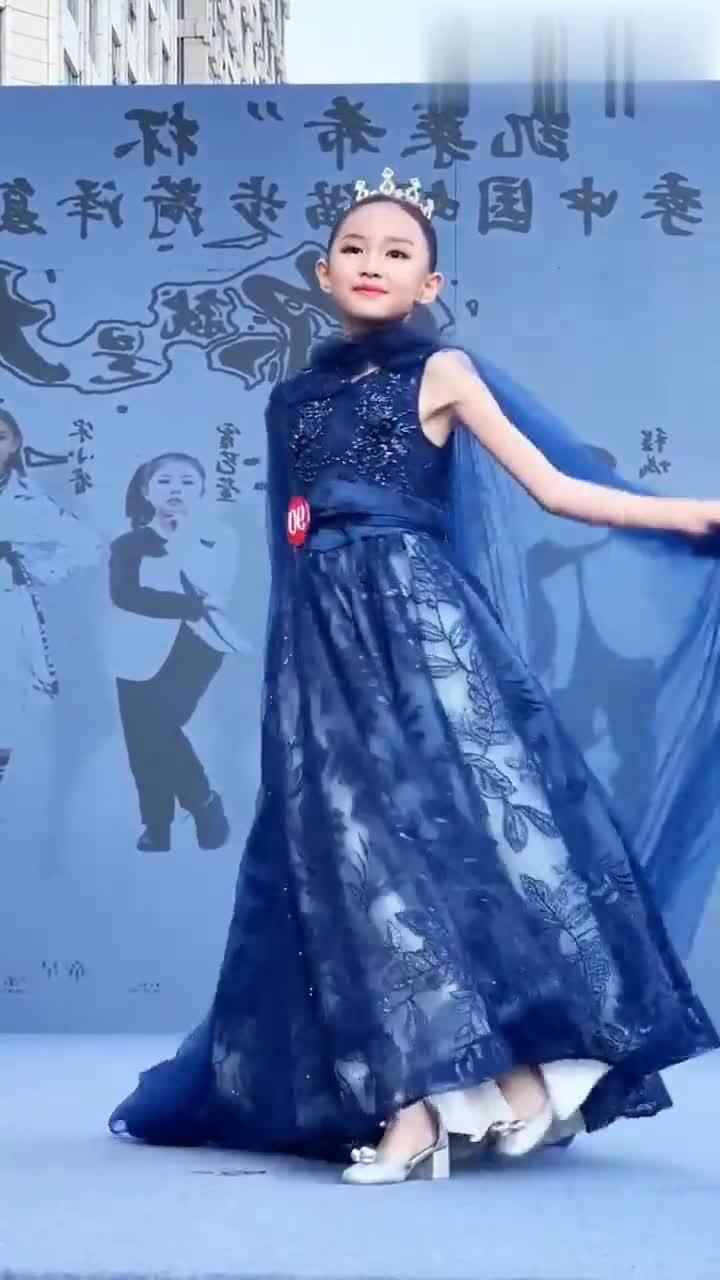 宋小睿戴着皇冠走秀仪态端庄不料下台的那一刻瞬间破功