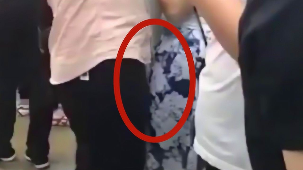 地铁男子盯上穿旗袍女子，下身“紧紧贴住”女子“臀部”，女子竟毫无知觉！_高清