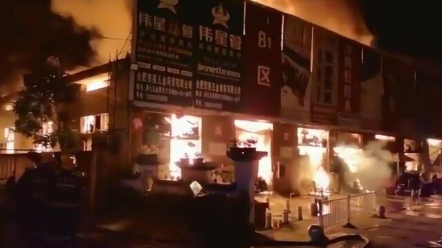 合肥一建材市场凌晨失火 3台机器人143名消防员紧急出动 2小时灭火