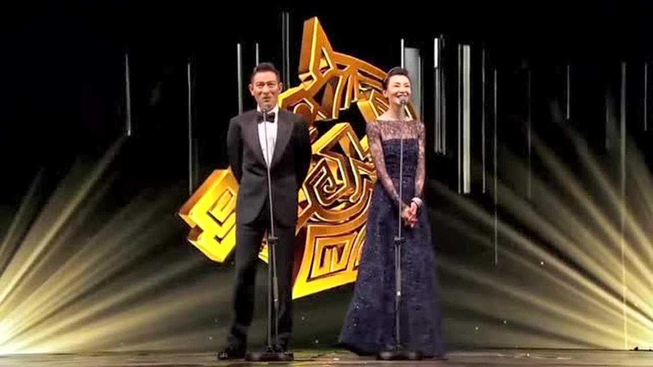 天王也皮刘德华张曼玉互相调侃台下明星笑的合不拢嘴好搞笑