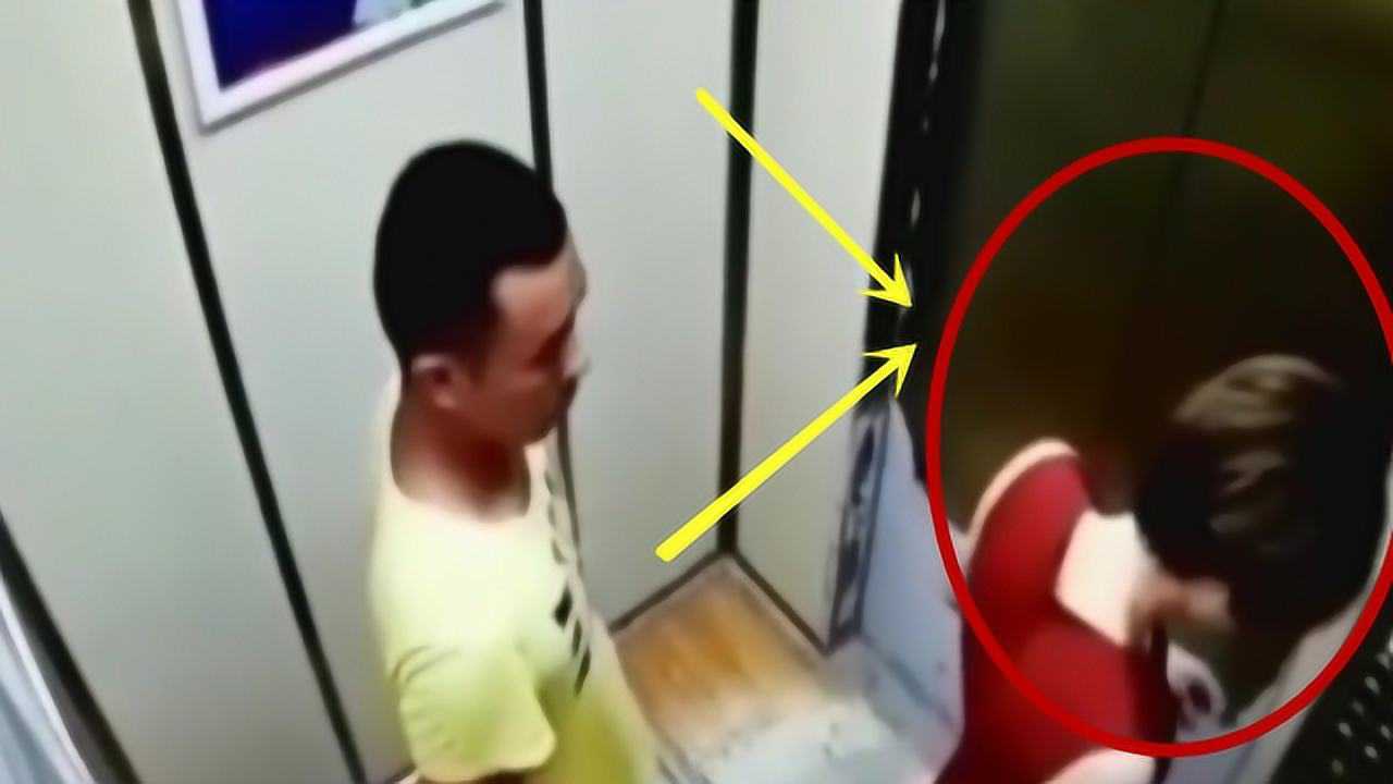 女子乘坐电梯，竟然遭陌生男子袭胸，网友：穿的暴露不就是为了被摸吗！_高清