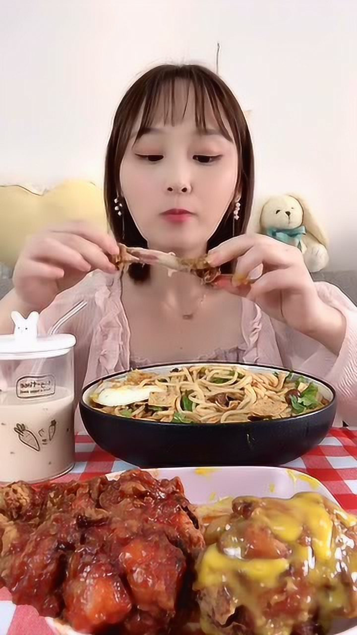 大胃王美女吃螺蛳粉和炸鸡,这一顿真丰盛,这才是吃播该有的样子!