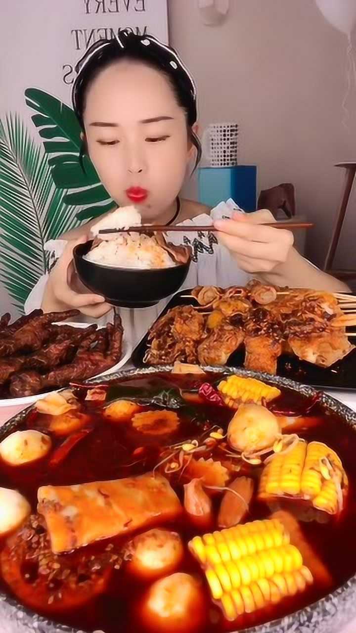 美女大胃王吃播:吃麻辣美式大培根火锅配米饭,看着太过瘾了