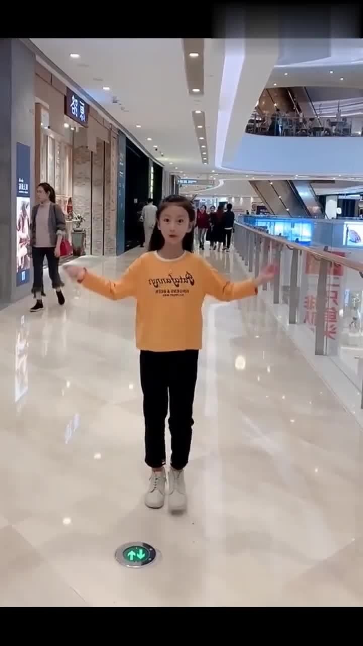 大田后生仔裴佳欣版本的来了跳得真不错但比宋小睿差一点