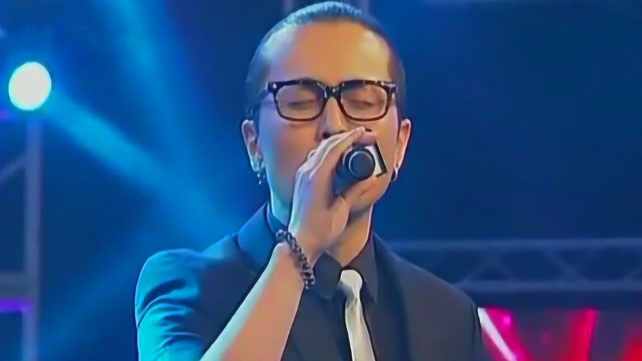 面孔乐队主唱陈辉演唱《港湾》,深情满怀,唯美动听