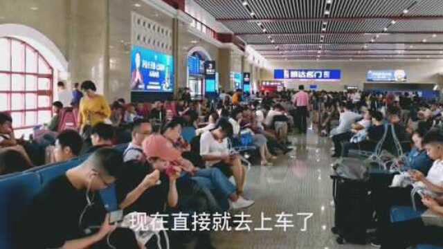 遵义站,以遵义会址为原型设计的火车站,去年发送旅客557万.