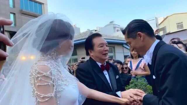 林志玲婚礼上给公婆敬茶,黑泽良平爸爸首次出镜,表情丰富喜感十足