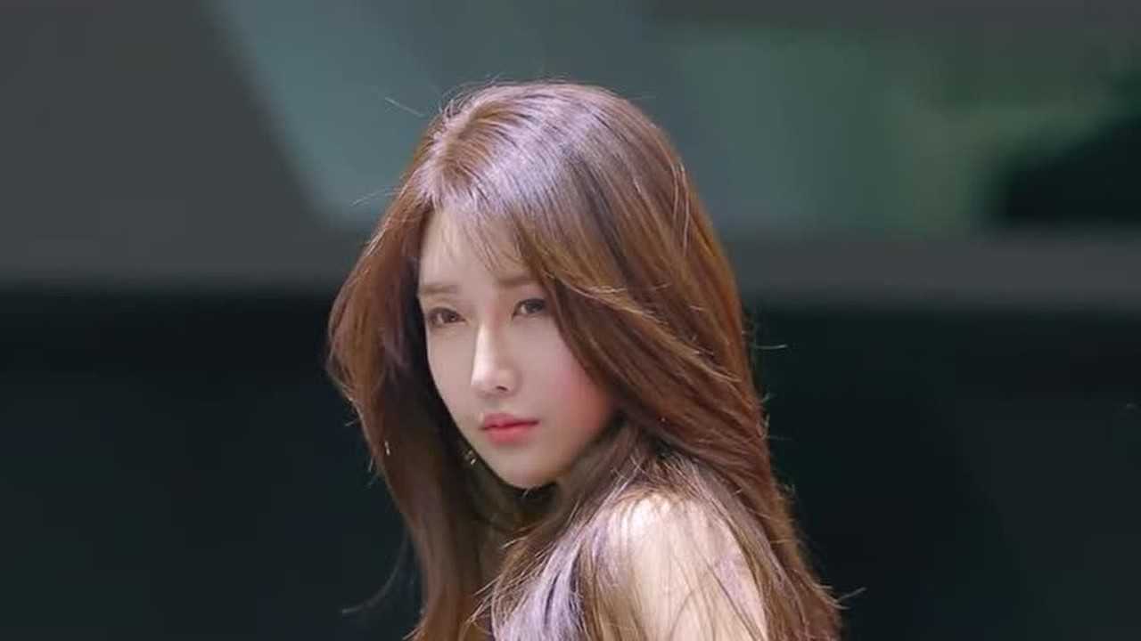 高冷的女神范小姐姐吐舌卖萌真的很可爱你怎么看