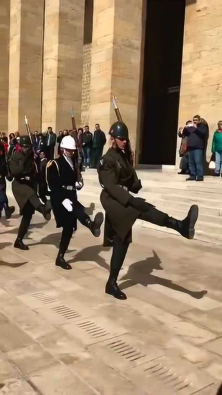 土耳其士兵走路同手同脚,莫名的喜感