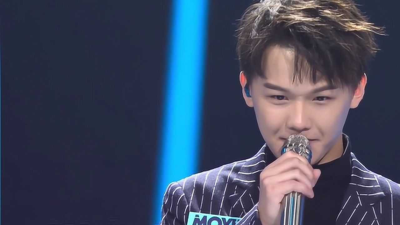 明日之子1:李俊聪上台深情演唱歌曲