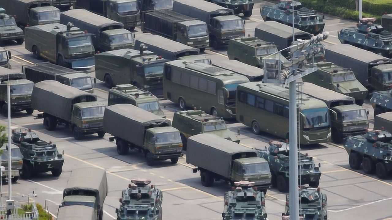 1500辆军车抢道堵路,元帅"交警"鸣枪下令,不听指挥就地枪决