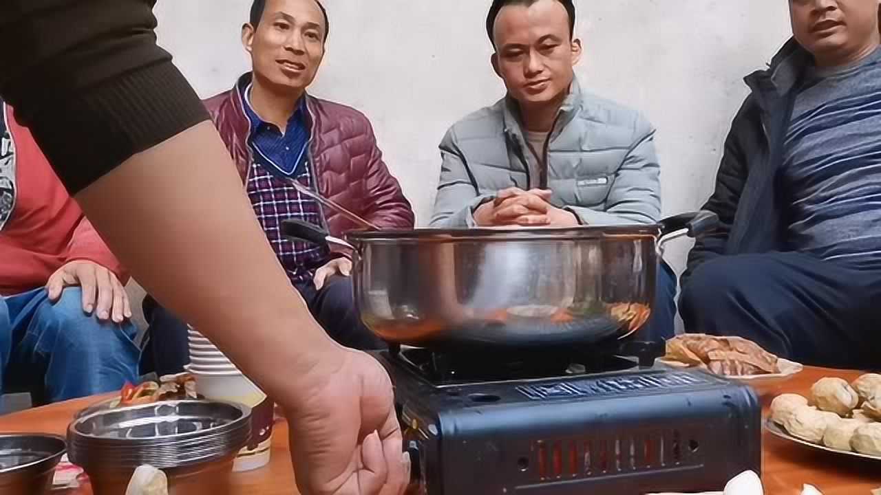 广西炮哥带对象赶会期,主人上了一壶酒,广西扣肉满满一桌菜过瘾