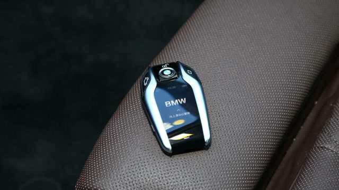 宝马6系gt遥控自动泊车功能演示