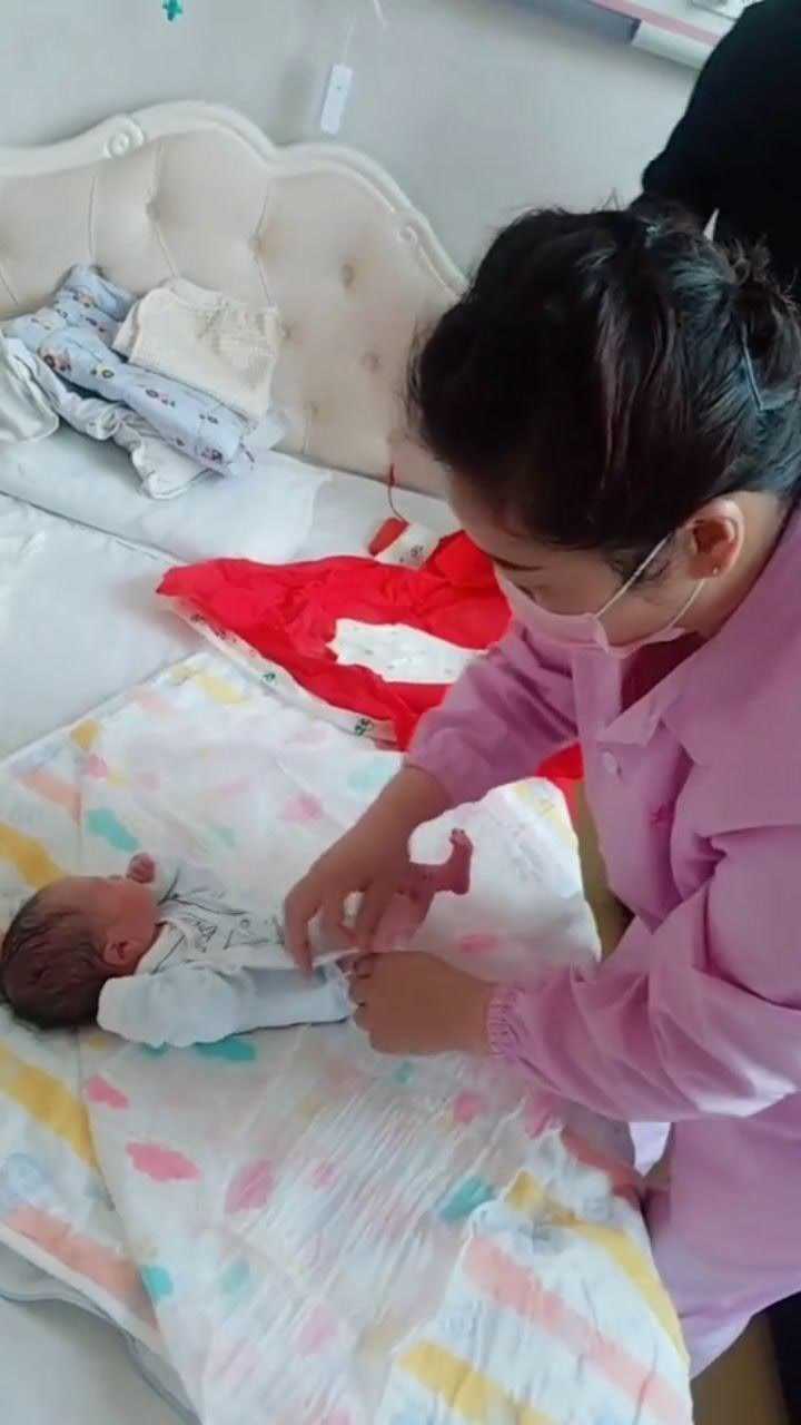 刚出生的小男孩_高清1080P在线观看平台_腾讯视频
