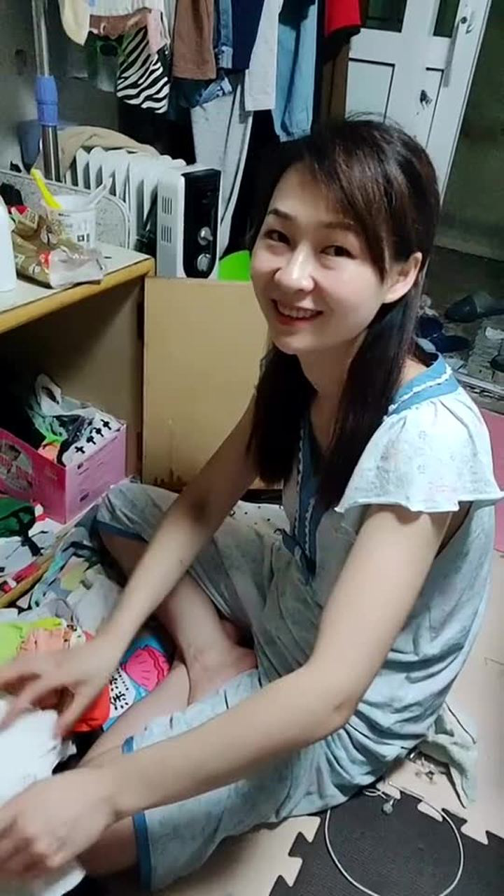 等我的女孩熟睡的孩子凌亂的小屋回來的我微笑的臉消失的疲憊幸福的小