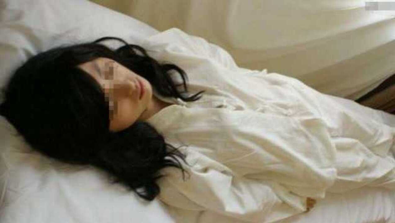 男子殡仪馆“性侵”女尸，监控记录整个过程，场面令人痛心！_高清